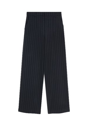 Granatowe spodnie szerokie w nogawkach z cienkimi białymi pionowymi prążkami, z bocznymi kieszeniami i szlufkami na pasek, ułożone płasko na białym tle.