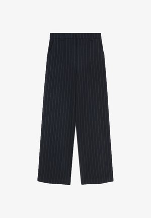 Granatowe spodnie szerokie w nogawkach z cienkimi białymi pionowymi prążkami, z bocznymi kieszeniami i szlufkami na pasek, ułożone płasko na białym tle.