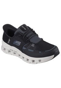 Scarpa da ginnastica nera con tomaia in mesh, accenti grigi e design con lacci. Presenta una suola ammortizzata con grandi modelli di battistrada per una migliore aderenza.