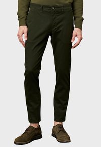 Chino sombre vert en mélange de coton, design ajusté, avec passants de ceinture, poches avant et fermeture éclair avec bouton.