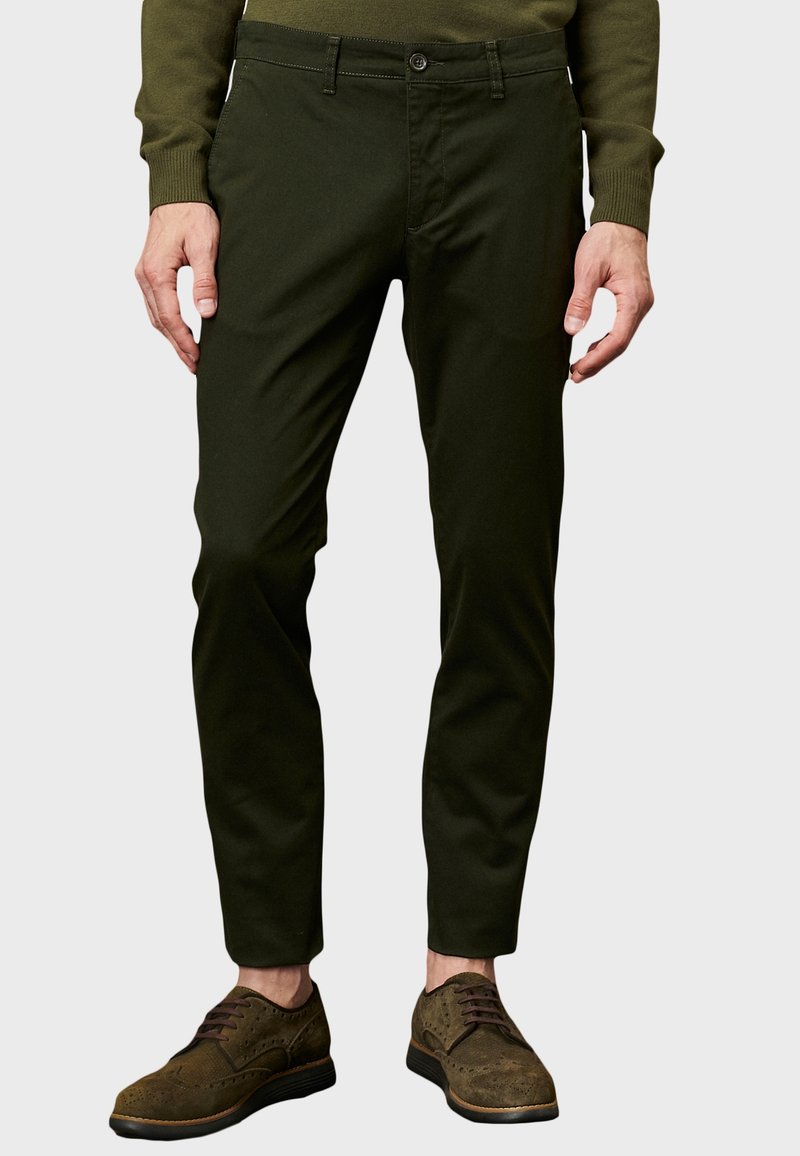 Chino sombre vert en mélange de coton, design ajusté, avec passants de ceinture, poches avant et fermeture éclair avec bouton.