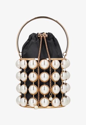 Zwarte stoffen bucketbag met gouden frame, versierd met grote namaakparels en een gouden ketting trekkoordsluiting, met een ronde gouden handgreep.