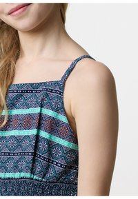 Navy blauwe stoffen top met geometrische patronen in turkoois en rood, schouderbanden en een elastische taille voor een ontspannen pasvorm.