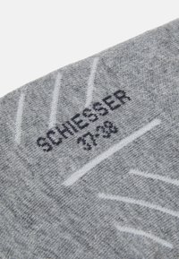 Chaussette en coton gris avec un tricot texturé, ornée de rayures blanches et gris foncé, et le nom de la marque "SCHIESSER" ainsi que la taille "37-38" affichés en évidence.