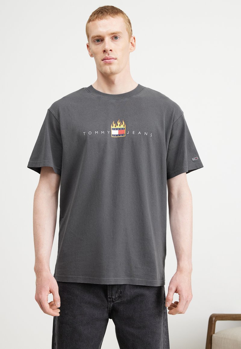 Tommy Jeans LINEAR FIRE FLAG TEE UNISEX Tshirt con stampa new