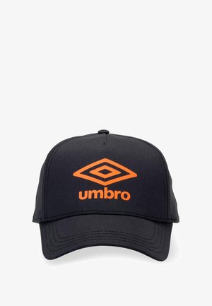 Casquette noire en tissu avec un logo Umbro orange à l'avant. Forme structurée avec une visière incurvée et des détails de coutures visibles.