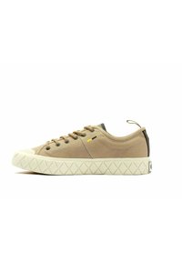 Beige Leinen-Sneaker mit einer strukturierten Oberseite, runder Zehenpartie und kontrastierendem navyblauen Fersenpatch. Mit gelben Akzenten und einer rautenförmigen Sohle.