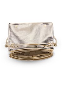 Metaliczna złota torebka o gładkiej fakturze, z klapą, kieszenią na zamek oraz dwoma zatrzaskami; wnętrze wykończone beżową podszewką.
