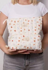 Zestaw torebek z materiału pikowanego w kolorze kremowym z wzorami tematycznymi związanymi z jedzeniem. Zamek błyskawiczny, metki z logo oraz miękka tekstura. Układ w stos z dwoma rozmiarami.