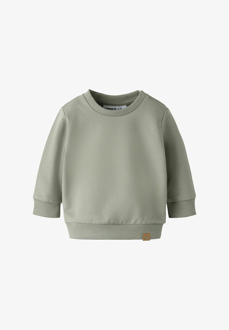 Sweat-shirt vert clair avec un col et des poignets côtelés, présentant un tissu texturé et une petite étiquette de marque à l'ourlet.