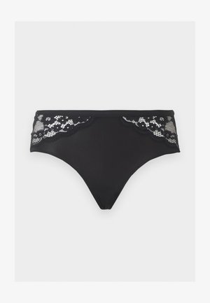 Bikini nero da donna con pannelli in pizzo floreale sui fianchi e tessuto uniforme davanti su sfondo grigio chiaro.