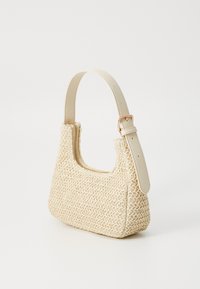 Beżowa pleciona torebka o uporządkowanym kształcie, z gładkim skórzanym paskiem i zamkiem błyskawicznym. Posiada teksturowaną powierzchnię i kwadratowy kształt.