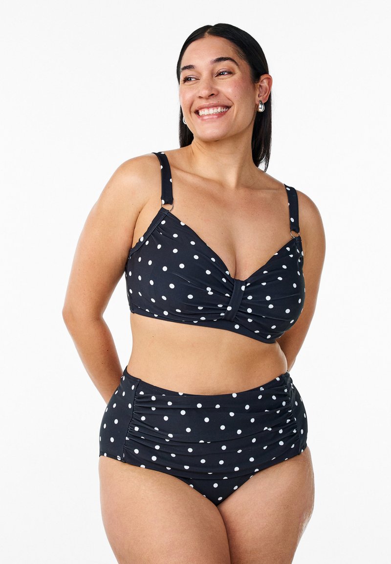 Svart bikini med prickar, som har en vriden framsida, justerbara axelremmar och högmidjad underdel med rynkade detaljer.