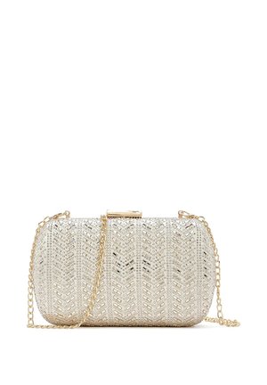 Clutch met gouden kettingriem, versierd met zilveren en heldere strass steentjes in chevronpatronen op crèmekleurige stof.