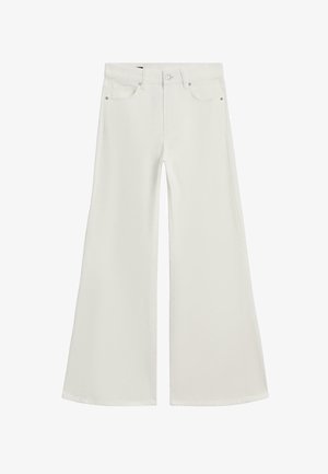 Ecrufarbene, hoch taillierte Jeans mit weitem Bein, vorderer Knopfleiste, Reißverschluss und Fünf-Taschen-Design, flach auf weißem Hintergrund präsentiert.