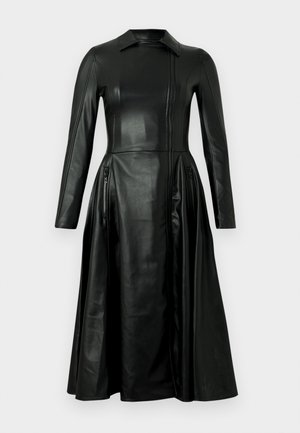 Čierne kožené šaty s priliehavým živôtikom, dlhými rukávmi a rozšírenou sukňou. Majú predný zips a dve bočné vrecká so zipsom.