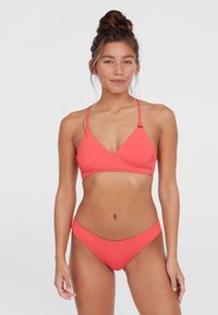 Korálový bikiny set obsahujúci trojuholníkovú podprsenku s tenkými popruhmi a výrezom, doplnený o nohavičky s nízkym pásom a hladkou textúrou.