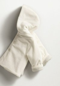 Biała, długosleeve'owa kurtka dla niemowląt z kapturem, z fakturowanej tkaniny, z zapięciem na guziki i rękawami z mankietami w miękkim, kontrastującym kolorze.