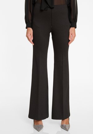Schwarze gestreifte Hosen mit weitem Saum, die einen subtilen Glanz aufweisen. Aus einem glatten Stoff gefertigt, eignen sie sich für formelle oder geschäftliche Kleidung.
