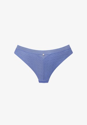 Hellblaue Spitzen-Damenunterhose mit gewelltem Muster, gewellten Rändern und einem kleinen metallischen Akzent in der Mitte vorne.