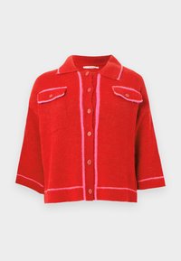 Sarkans adīts kardigans ar apkakli, divām priekšējām kabatām un rozā akcentiem gar malām un pogu līniju, kastveida formā.