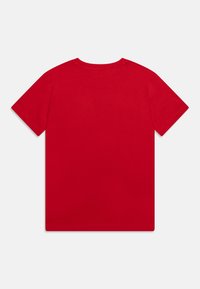 Camiseta de algodón roja con un diseño clásico de cuello redondo, mangas cortas y una textura suave sin patrones ni acentos visibles.
