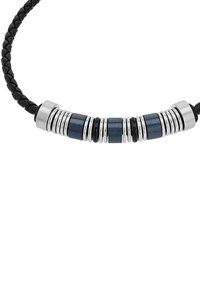 Collar de cuero trenzado negro con acentos metálicos en plata, negro y azul oscuro, con cuentas alternando entre lisas y texturizadas.