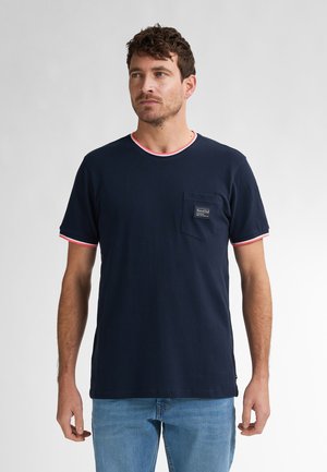 Navyblaue Baumwoll-T-Shirt mit Rundhalsausschnitt, kontrastierendem pinken Besatz, kurzen Ärmeln und einer Brusttasche mit Etikett.