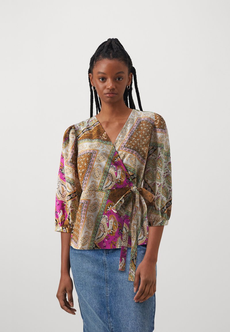 Wrap shirt in satin fabric, featuring a vibrant paisley pattern in brown, pink, and green. Includes wide sleeves and a tied waist.