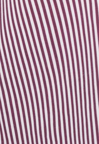 Niet geselecteerd, red striped