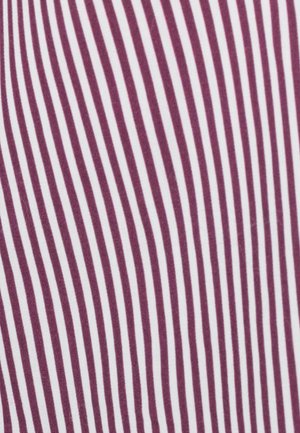 Gestreepte stof met verticale lijnen in diep paars en wit. De textuur lijkt glad, met een lichtgewicht materiaal dat op katoen lijkt.