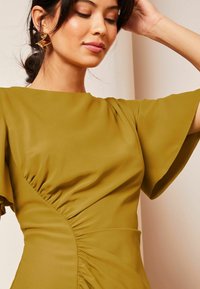 Lipsy RUCHED FLUTTER SLEEVE MIDI - REGULAR FIT - Nappali ruha - green
