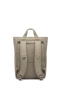 Zaino beige chiaro, caratterizzato da un design rettangolare, spallacci imbottiti, manico superiore e cuciture rinforzate. Tessuto dalla superficie liscia.