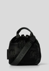 Czarna nylonowa torebka o zaokrąglonym kształcie, z wypukłymi wzorami logo, górnym uchwytem oraz regulowanym paskiem na ramię.