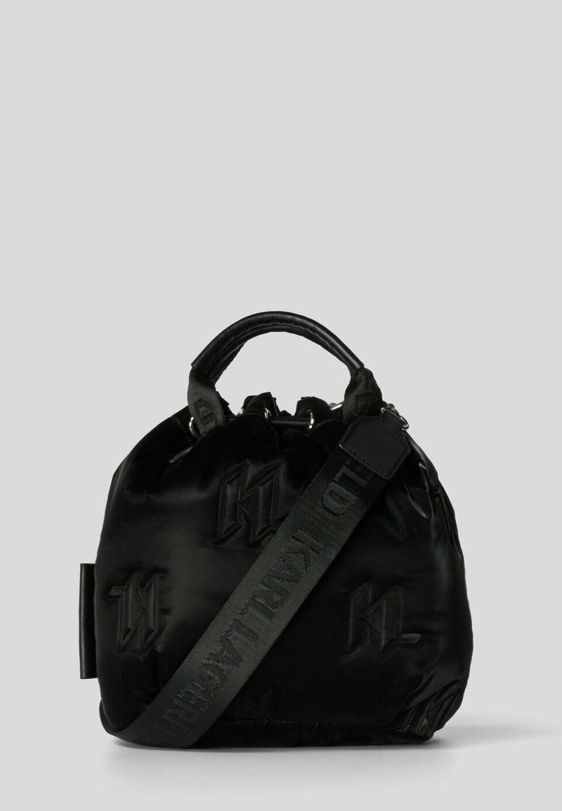 Czarna nylonowa torebka o zaokrąglonym kształcie, z wypukłymi wzorami logo, górnym uchwytem oraz regulowanym paskiem na ramię.