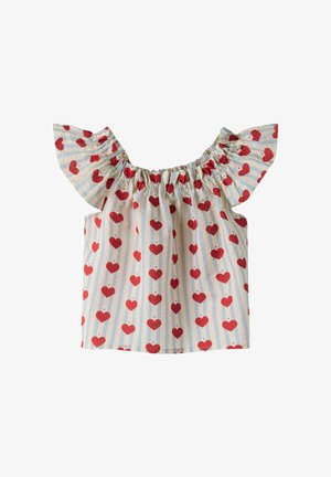 Pigetop med off-shoulder stil, flæsekant, blå og hvide striber og røde hjerte mønstre over det hele.