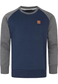 Marineblauer Pullover mit grauen Raglanärmeln, strukturiertem Stoff, gerippten Bündchen und Bund; mit einem kleinen braunen Lederpatch auf der Brust.