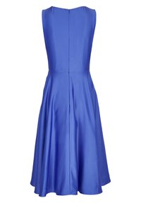 Ein ärmelloses, knielanges Kleid aus festem, leuchtend blauen Satin, mit einem taillierten Oberteil und einem ausgestellten Rock. Reißverschluss im Rücken.