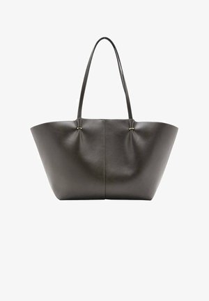 Bolso tote de cuero gris con una parte superior ancha y abierta, dos largas correas para el hombro y un diseño minimalista. Presenta costuras decorativas y acentos sutiles.