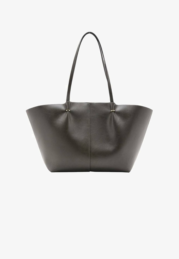 Bolso tote de cuero gris con una parte superior ancha y abierta, dos largas correas para el hombro y un diseño minimalista. Presenta costuras decorativas y acentos sutiles.