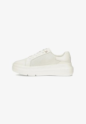 Białe sneakersy z perforowanymi bokami, gładką skórą i grubą gumową podeszwą. Posiadają płaskie sznurówki i subtelne metaliczne akcenty.
