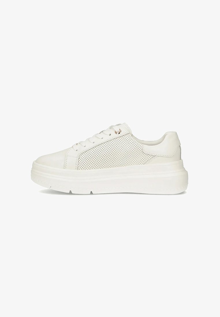Białe sneakersy z perforowanymi bokami, gładką skórą i grubą gumową podeszwą. Posiadają płaskie sznurówki i subtelne metaliczne akcenty.