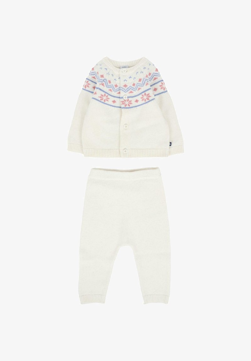 Crème kleurig baby vest en broek set, met een gemusterde yoke in roze en blauw. Zachte gebreide stof met knoopsluiting.