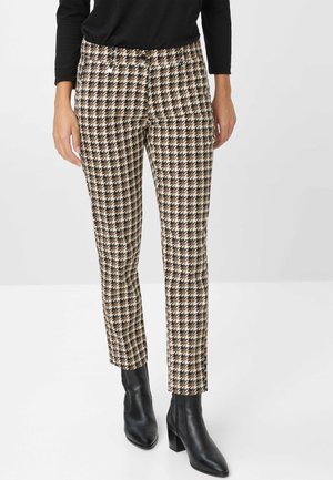 Bruine en beige houndstooth patroon broeken met een slim fit, gedragen met zwarte enkellaarsjes, met een standaard tailleband en zakken.