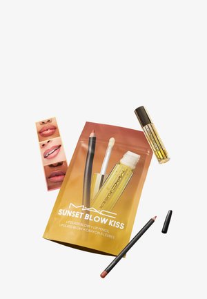 Set MAC Sunset Blow Kiss comprenant un gloss à lèvres et un crayon à lèvres avec emballage et échantillons de couleurs de lèvres sur différents tons de peau.