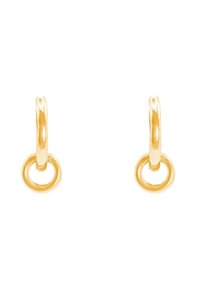 Orecchini a cerchio in oro con una finitura liscia e lucida, caratterizzati da un design circolare e un dettaglio di connessione a cui si agganciano. Leggeri e minimalisti.