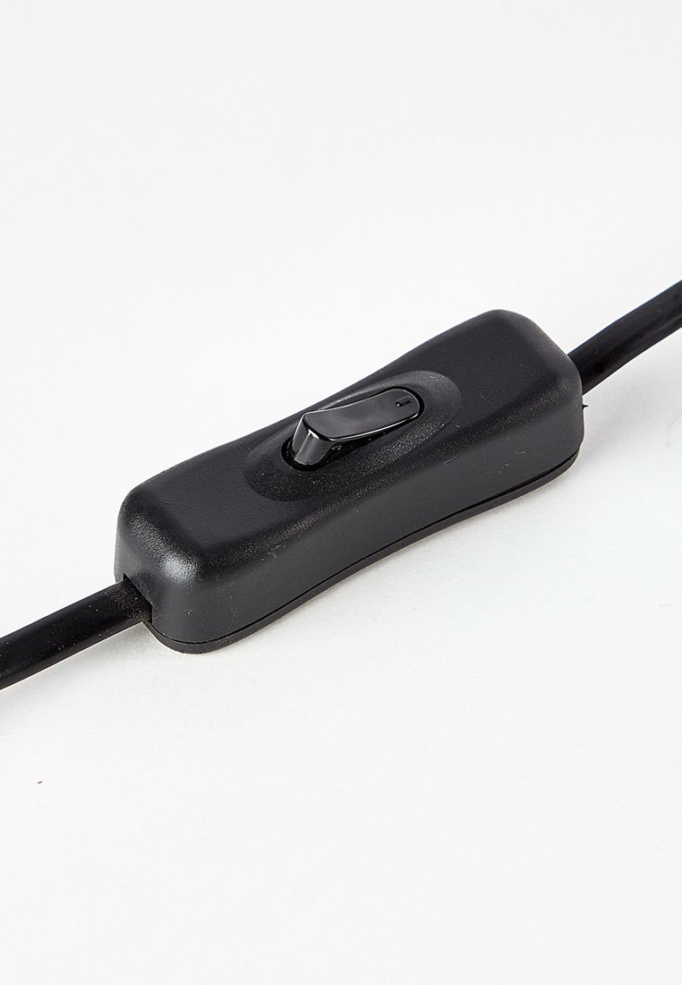 Černý vypínač s obdélníkovým pouzdrem a lesklým přepínačem, připojený k černému kabelu. Povrch je hladký, bez viditelných vzorů.