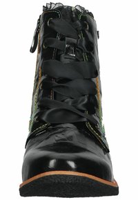 Stivale alla caviglia in pelle verniciata nera con cuciture colorate, punta rotonda, suola piatta e lacci sul davanti. Finitura testurizzata con hardware decorativo.