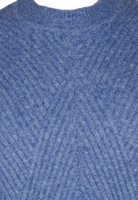 Suéter de punto azul con un patrón texturizado de líneas diagonales. El escote es redondeado, mostrando un material suave y esponjoso.