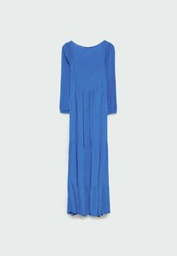Longue robe bleue à manches longues, taille froncée et jupe à volants, présentée sur un fond clair uni.